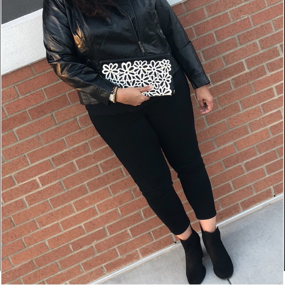 Textured Clutch With Stylish Black And White - Picture 5 of 6